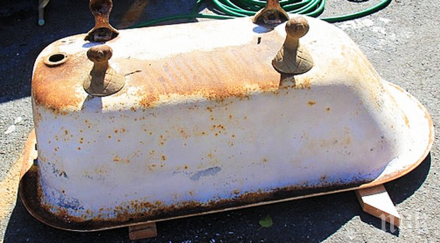 изхвърлиха стара ръждясала непотребна вана съседите взеха боклука превърнаха