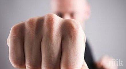 ужас учител брутално преби ученик видео