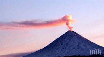 два вулкана камчатка бълват пепел