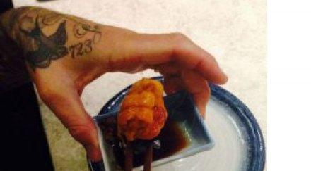 поет преследван заради татус