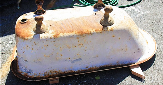 Те изхвърлиха стара, ръждясала и непотребна вана. Съседите им я взеха от боклука и я превърнаха в ...