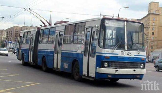 Тролейбус и микробус се удариха в Плевен! Пътничка се потроши
