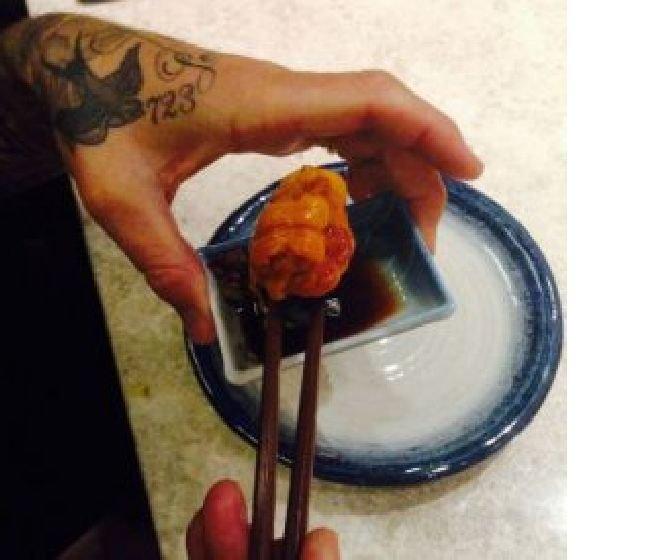 Поет преследван заради татус