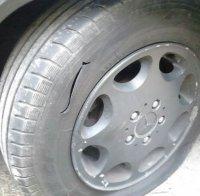 Срязаха и 4-те гуми на колата на мъж от Роман