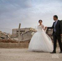 Дръзко: Двойка се венча сред развалините на опустошения от 