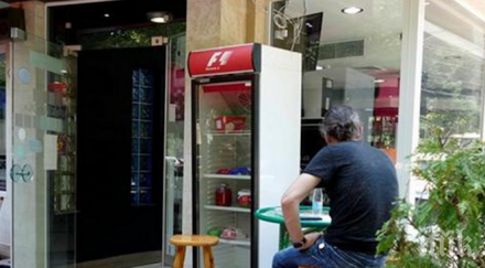 жена взе храна хладилника бедни готвело