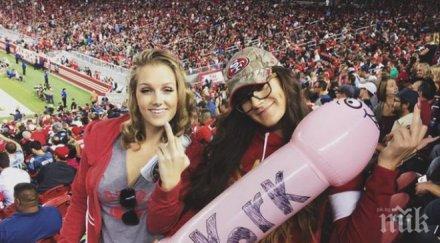 красиви фенки развяха балон формата пенис снимка