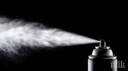 мъж използва спрей мечки опоненти