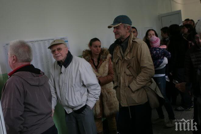 Първо в ПИК! Генерал Любен Гоцев на опашка пред урните (снимки)