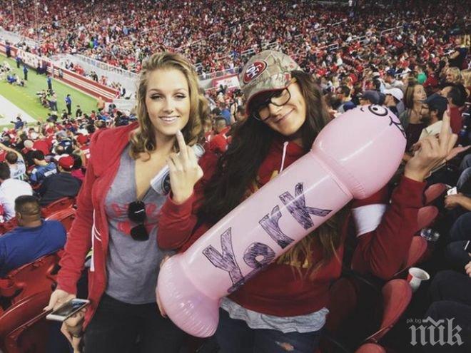 Красиви фенки развяха балон във формата на пенис (снимка)