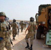 Двама турски полицаи и седем активисти на 
