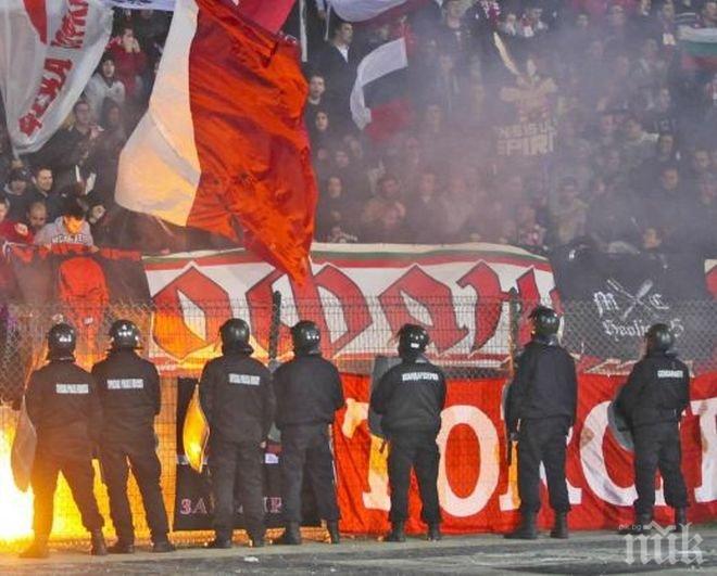 Червена инвазия! Огромна вълна от фенове на ЦСКА заля Плевен