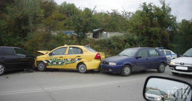 Първи снимки от катастрофата на бул. Цар Освободител и Хр. Смирненски във Варна