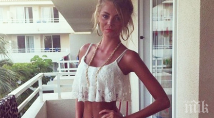 изглежда момичето храни една ябълка ден