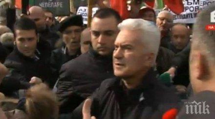 пик два протеста около парламента единият против сидеров другият