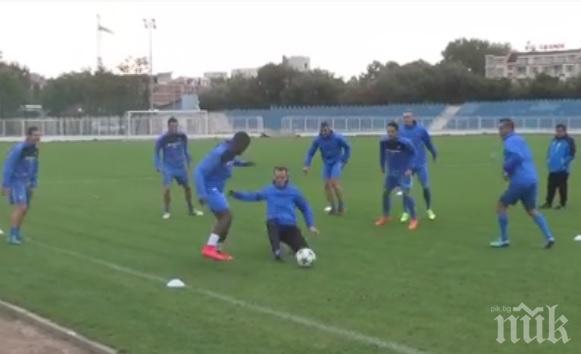 Левскарите се разкършиха край морето