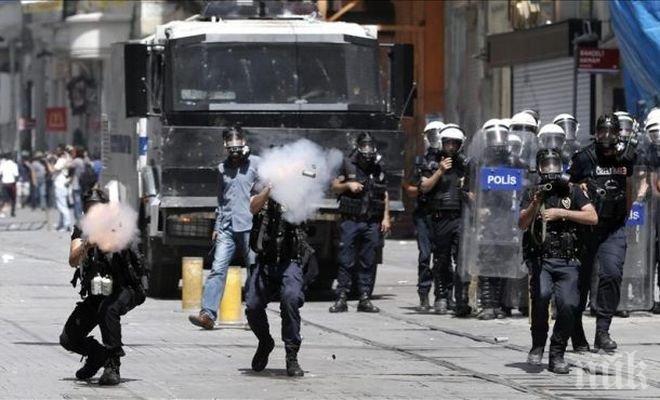 Полицията нахлу в офисите на две турски телевизии