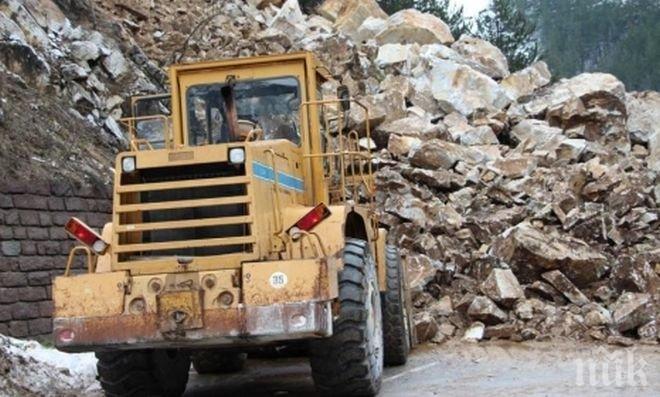 Започна изливането на бетона за укрепване на мястото на свлачището в Асеновград