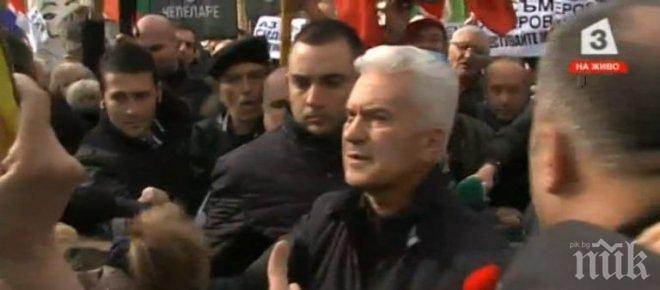 ПИК TV: Два протеста около парламента: Единият против Сидеров, другият - за