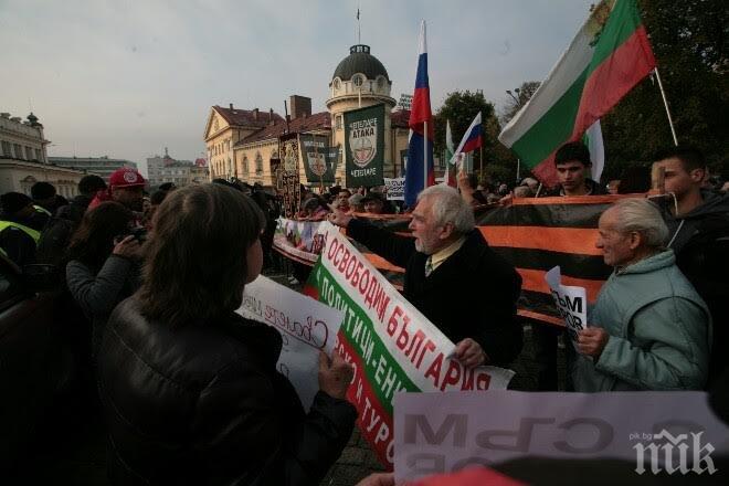 Вижте каква е атмосферата пред Народното събрание! Митингът в подкрепа на Волен Сидеров се оказа в пъти по-мощен (снимки)