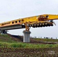 Чудовищна машина строи мостове в Китай