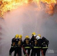 Огромен пожар бушува в склад за лавандула край Казанлък