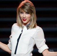 Тейлър Суифт ще съди радиоводещ, пипал я отзад