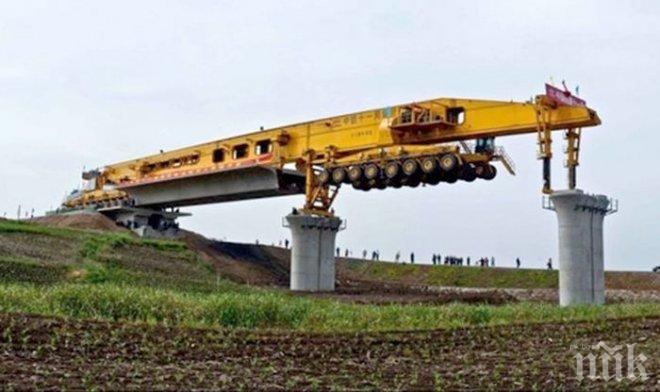 Чудовищна машина строи мостове в Китай
