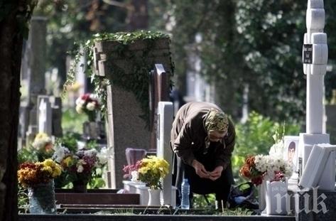 Психично болен се разсъблече на гробищата