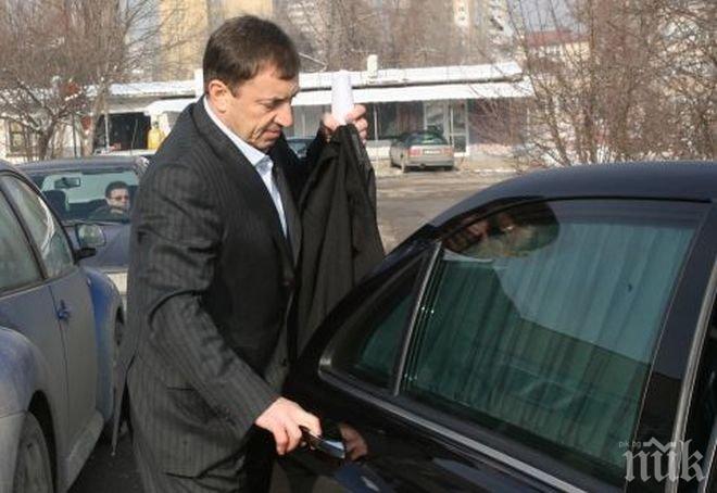ЕКСКЛУЗИВНО в ПИК! Полицията издирва червен Опел Астра, с който са пътували атентаторите срещу Алексей Петров!