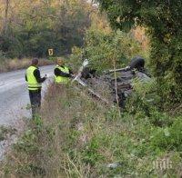 Кола с румънско семейство се обърна на пътя Русе-Бяла (снимки)