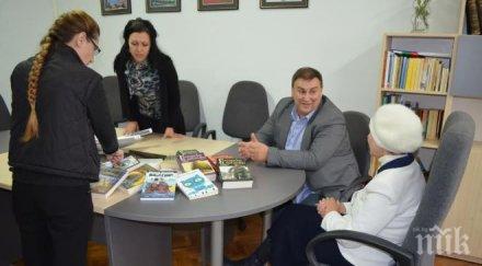 евродепутатът герб енп емил радев дари книги библиотеката силистра повод деня народните будители
