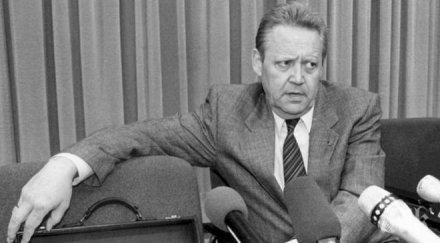 почина човекът обявил падането берлинската стена