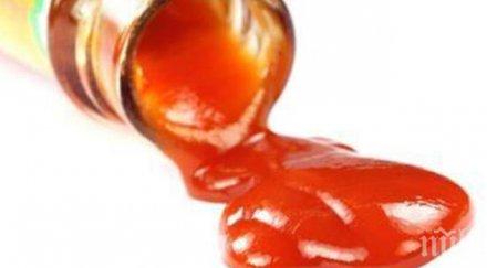 служителка заключи хладилник пише помощ кетчуп