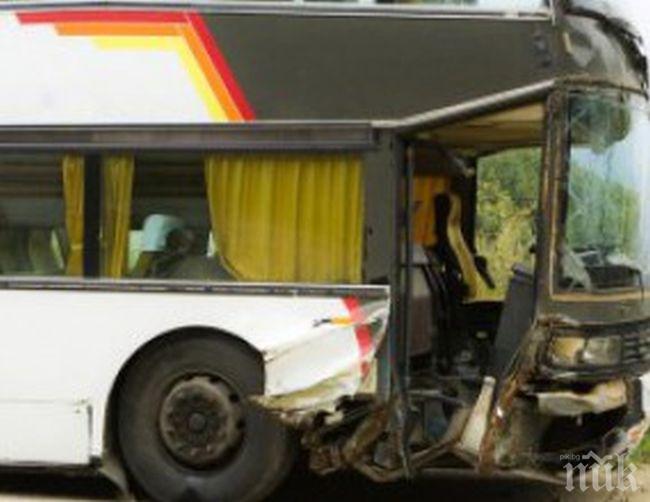 Преобърна се туристически автобус с деца