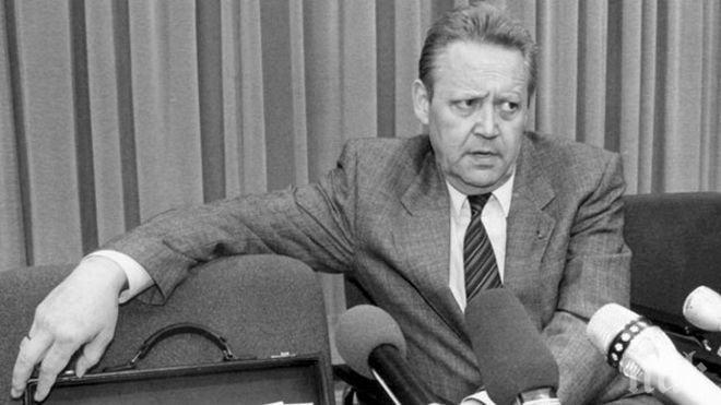 Почина човекът, обявил падането на Берлинската стена