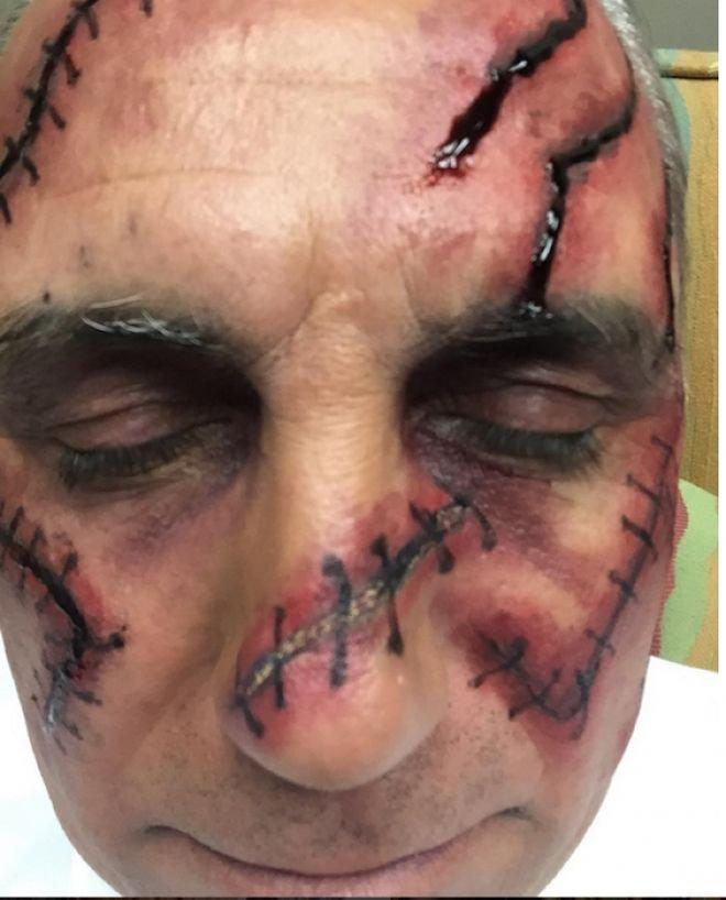 Стоичков шашна феновете си, Камата със сцепена глава и лице за Хелоуин (снимки)