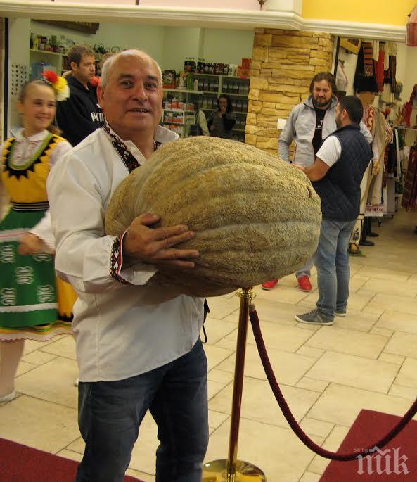 Фермер дари 366-килограмова тиква за благотворителност