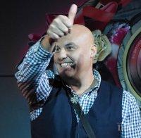 Маниак! Иво Танев щипе съквартирантките по дупетата на поразия