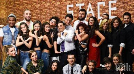 екскузивно любовни въздишки пеперуди стомаха спонтанни емоции завладеят сцената фактор