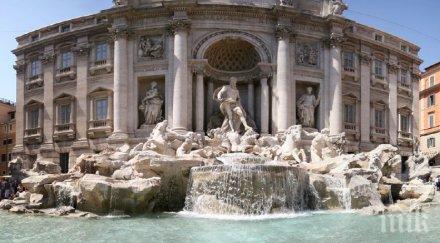 фонтана треви руква отново погледа лагерфелд