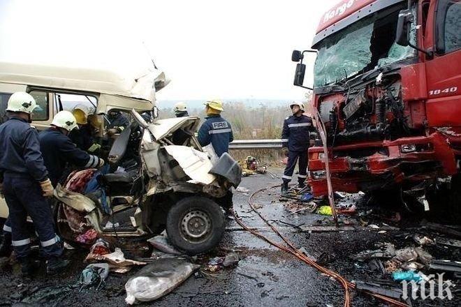 Извънредно в ПИК! Камион и кола се удариха на Околовръстното в София, има огромно задръстване