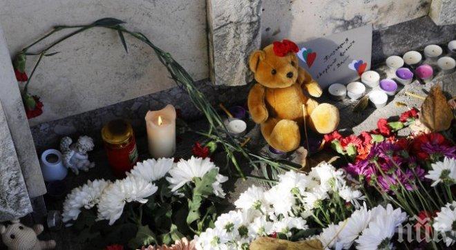 Заляха руското посолство с цветя