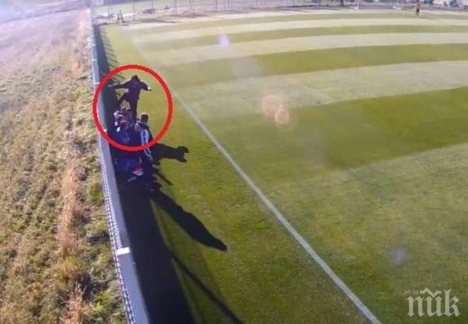 Треньор рита свой играч като куче по време на мач (потресаващо видео)