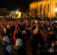 Хиляди излязоха на спонтанен протест в Букурещ срещу подкупни общински служители
