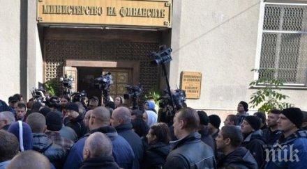 извънредно пик колапс мвр десетки служители напускат системата орязаните социални придобивки полицаите бесни бъчварова защити