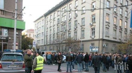 страната ври кипи полицаи всички краища излизат улиците вечер военните също бунт граници наглостта бъчварова ненчев