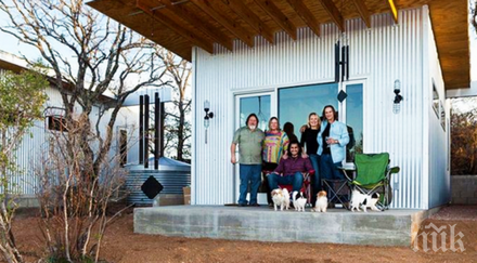 група приятели изграждат свое собствено градче имат причина каква