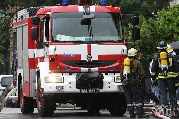Автомобил пламна в движение на Стамболийски в София