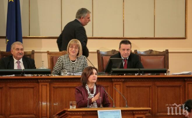Бъчварова в парламента: Не подценяваме опасността от бежанците, организацията ни е добра Бъчварова в парламента: Не подценяваме опасността от бежанците, организацията ни е добра